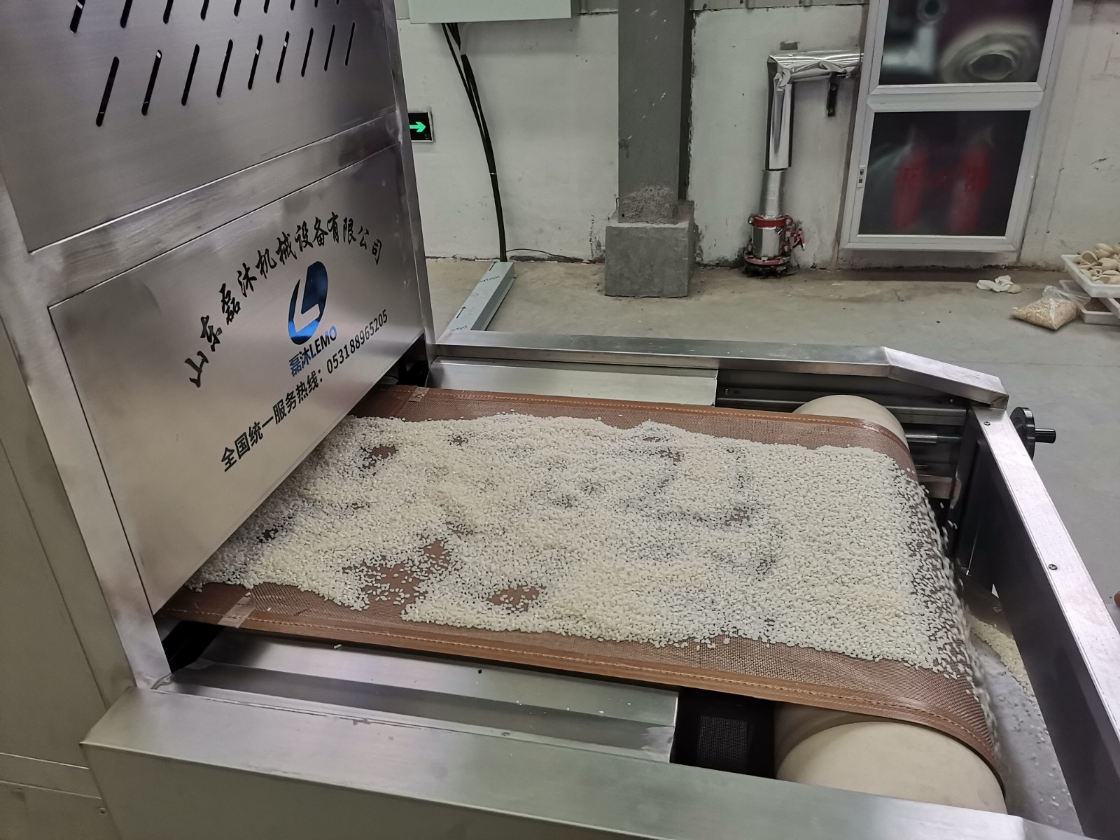 隧道式微波干燥設備在小米、玉米等膨化食品行業中的應用