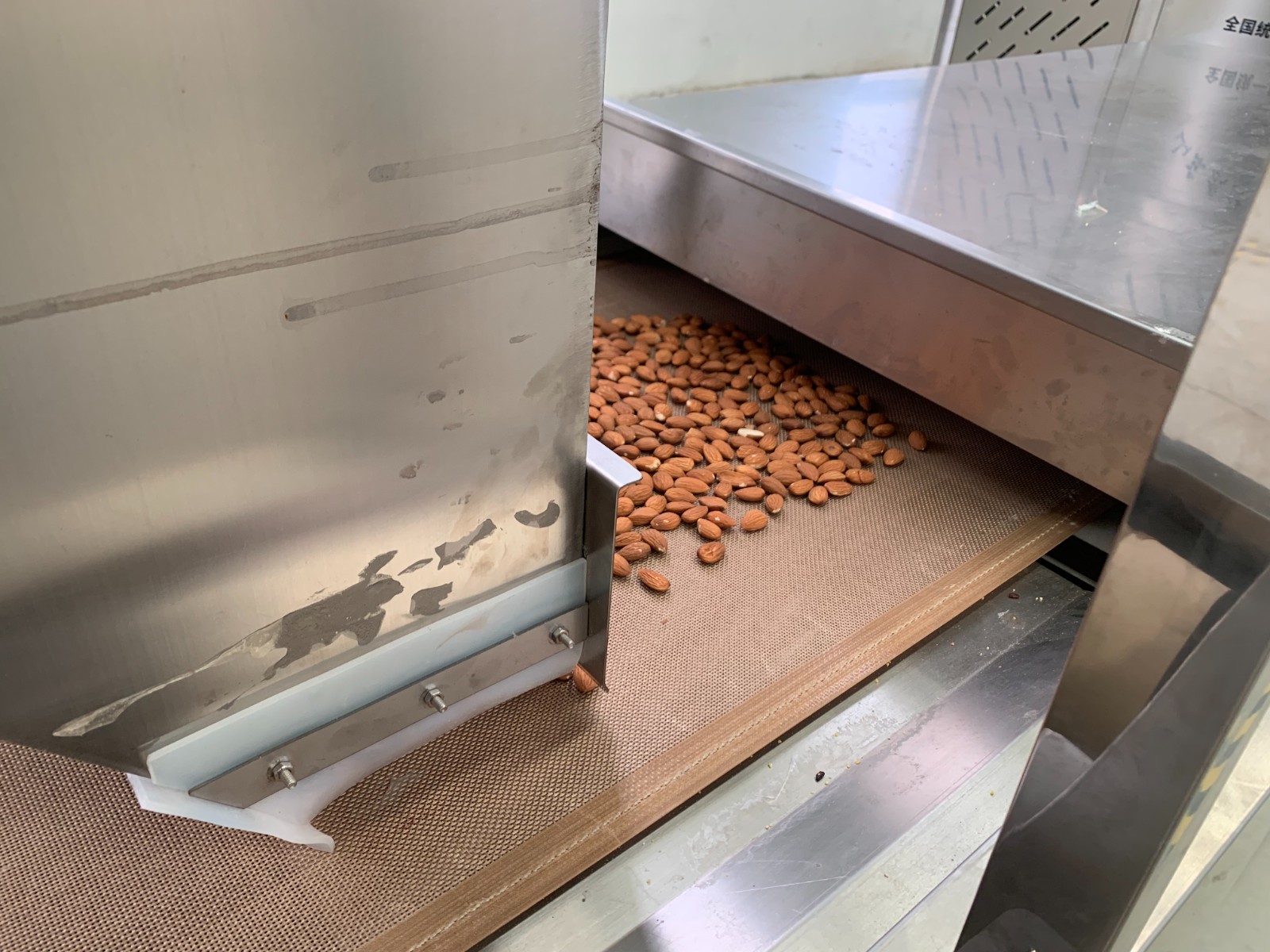 堅果微波烘烤設備大大提高生產速度