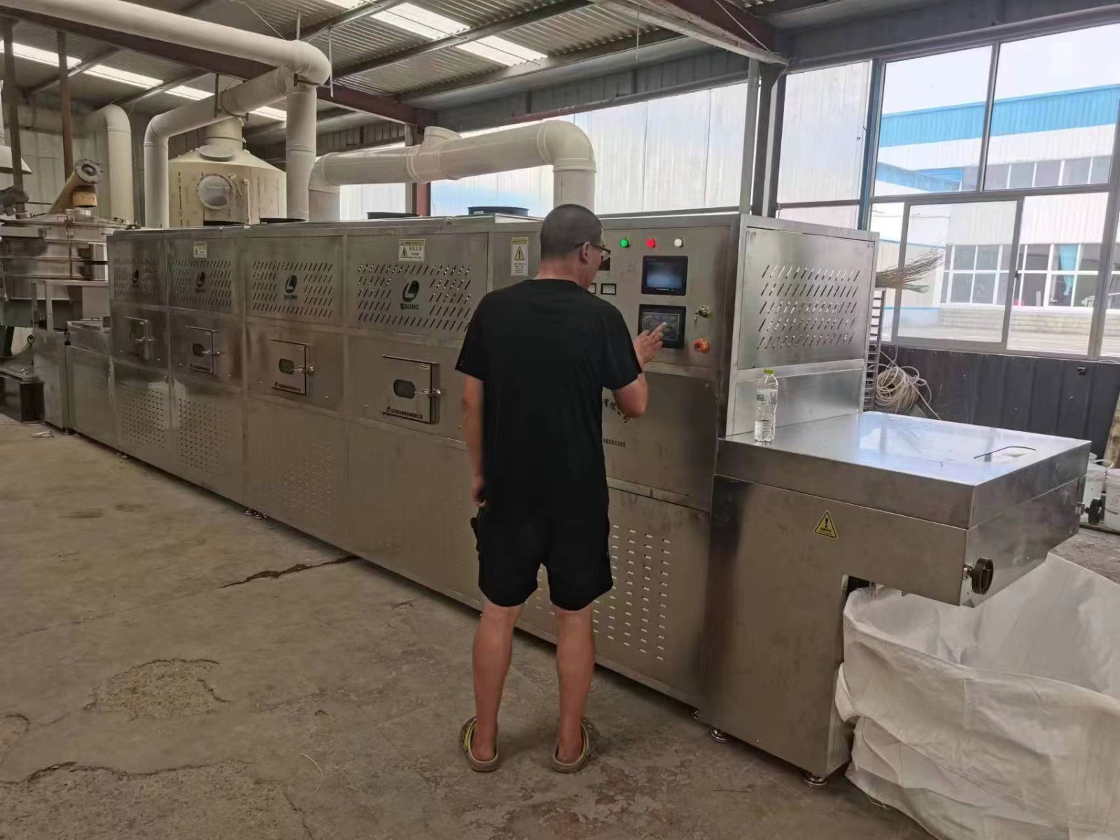 化工材料微波烘干設備是如何實現高效烘干的？