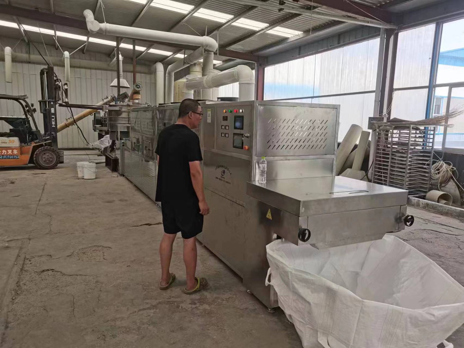 隧道式化工粉末微波連續烘干設備