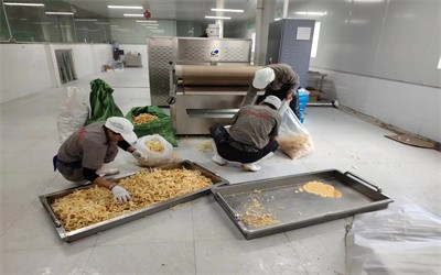 How does microwave technology achieve non fried pork skin puffing