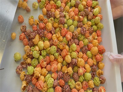 Why is popcorn and other puffed foods suitable for microwave drying