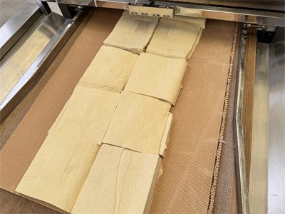 How does microwave equipment heat tofu