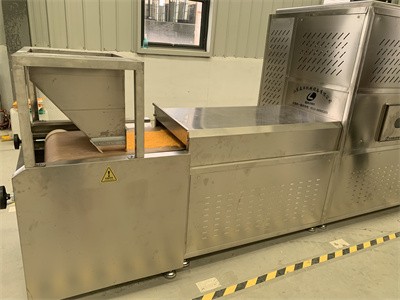 Batch microwave drying and sterilization of bread crumbs