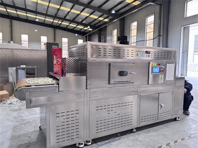 How is microwave puffing technology used to process snacks?？