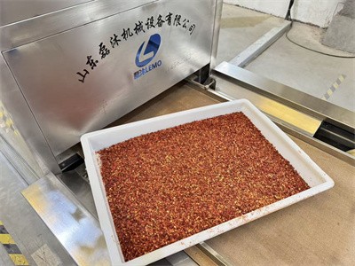 Microwave drying and sterilization equipment for chili powder