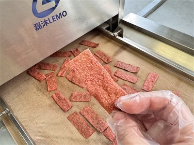 How is microwave used to make crispy and ready to eat meat slices?